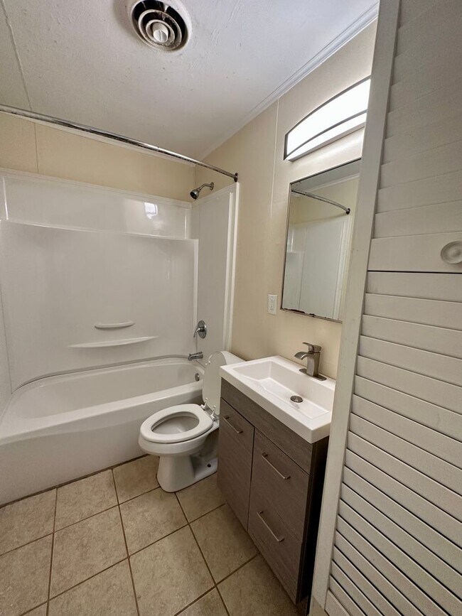 Building Photo - Renovated! Pre-Leasing for Fall 2026 3bd/2ba
