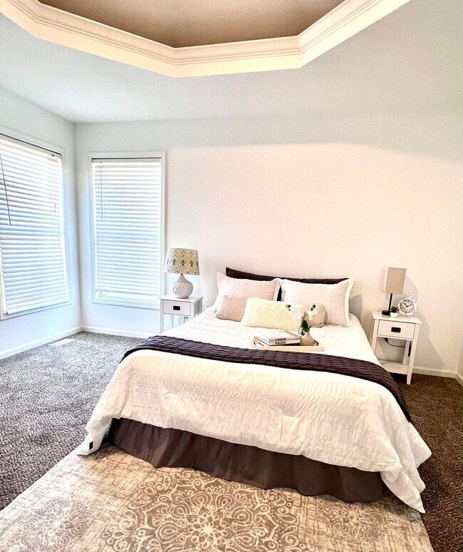 Building Photo - COMING SOON!! HUGE Northland 4 Bed 2.5 Bat...