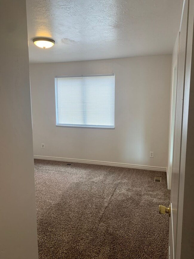 Building Photo - Spacious 5 Bedroom in Roy!