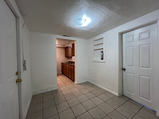 Building Photo - P026