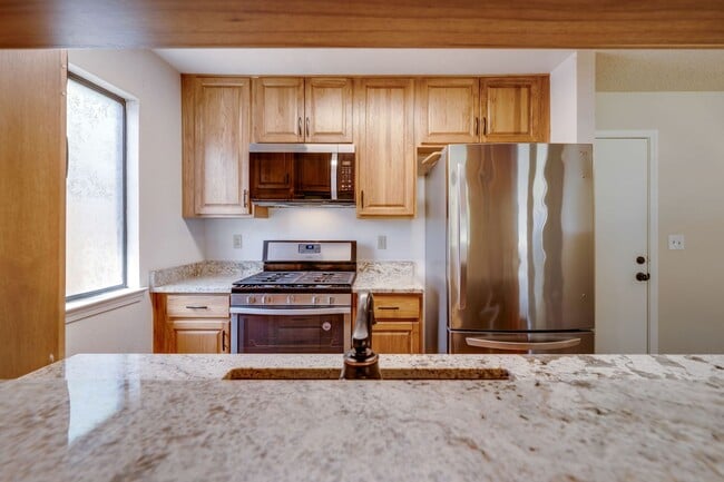 Building Photo - Charming Single-Story 3 Bed Home Two Car Garage & Spacious Yard!