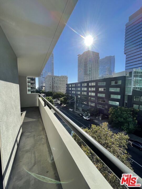 Building Photo - 600 W 9th St