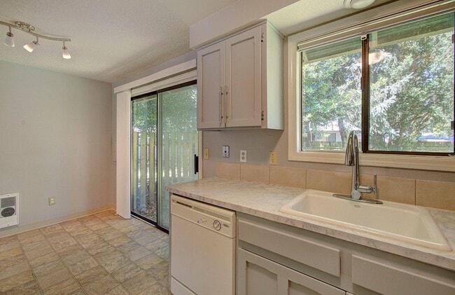 Building Photo - 2 BEDROOM, 1 BATH DUPLEX W/FENCED YARD!