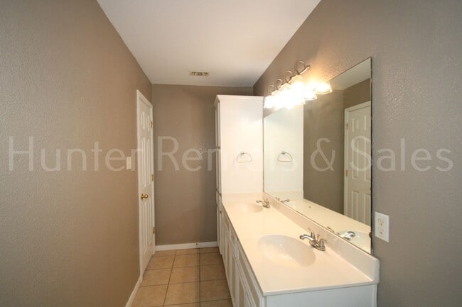 Building Photo - Quiet Area with No Backyard Neighbors