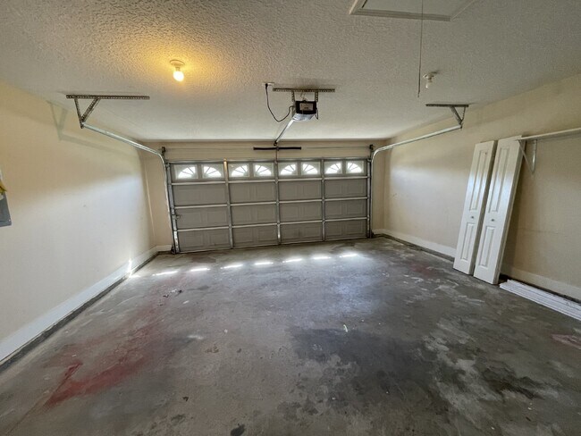 Building Photo - Home For Rent