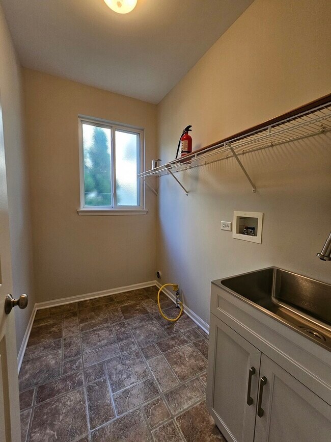 Building Photo - 1136 Larkspur Ct