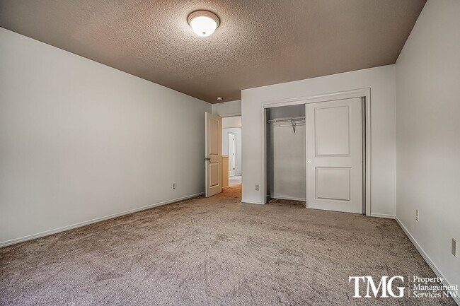 Building Photo - Large 4 Bed 2.5 Bath Home in Lakeshore!