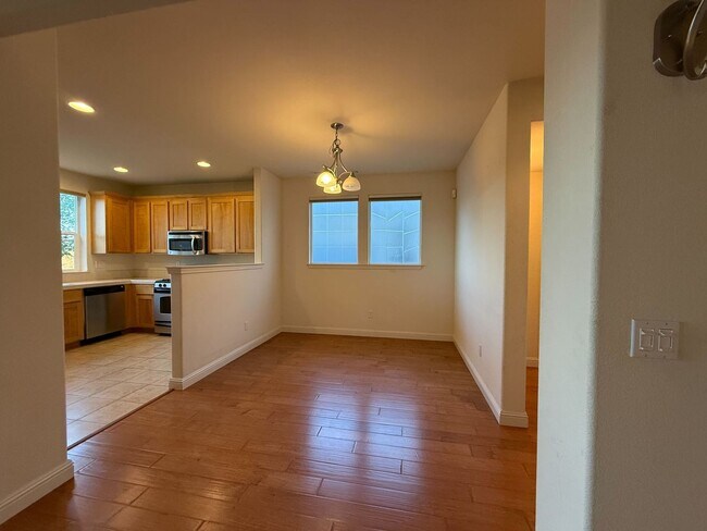 Building Photo - Bright and Spacious 4-Bed, 3-Bath Home in ...