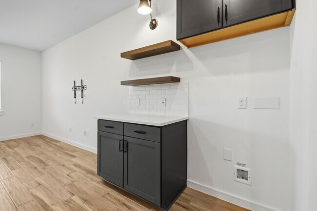 Building Photo - 8427 Bay Rdg Cir