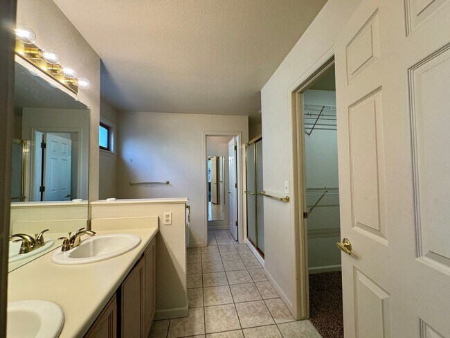 Building Photo - Available October 10th is this open layout 5 bedroom home in Green Mountain!