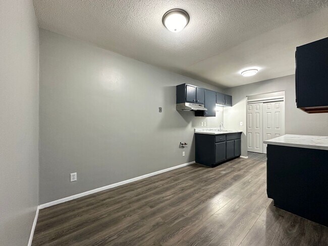 Building Photo - 1315 N Dowling Ave