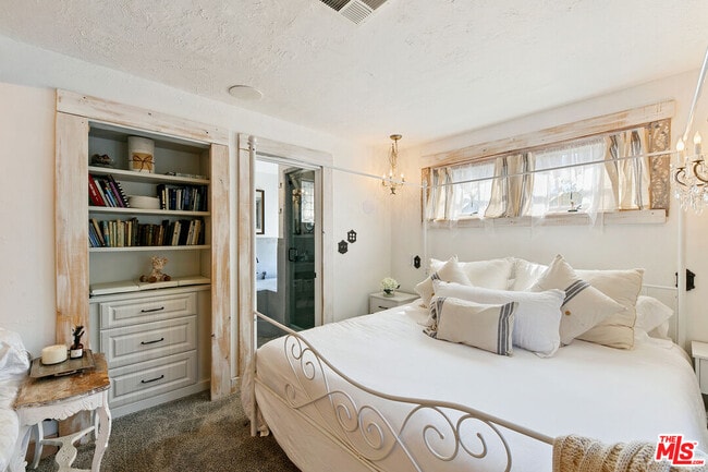 Building Photo - 2851 Seabreeze Dr