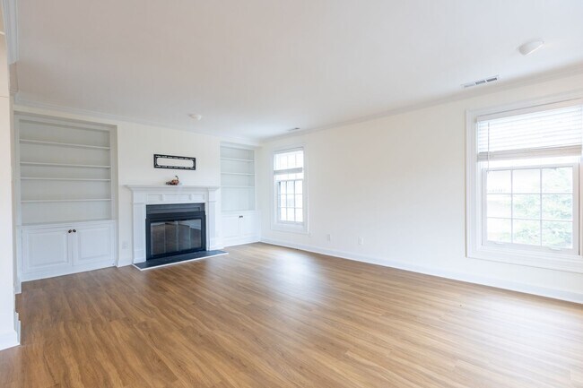 Building Photo - Charming 3 BR/2.5 BA 2-Level Condo in Cath...