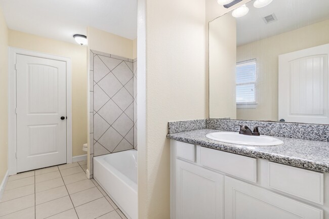 Building Photo - 328 Country Crossing Cir