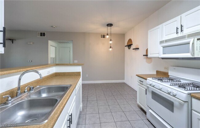 Building Photo - 8250 N Grand Canyon Dr