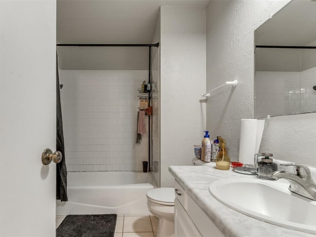 Building Photo - 6916 Woodlake Dr