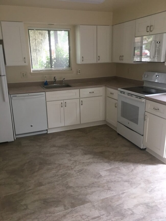 Building Photo - Beautiful 3BR 2.5BA Single Family Home in ...