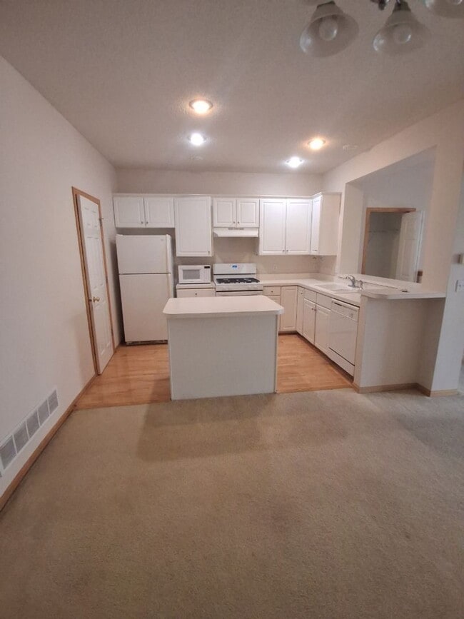 Building Photo - Light & bright! 2 BR, 1.5 BATH Woodbury To...