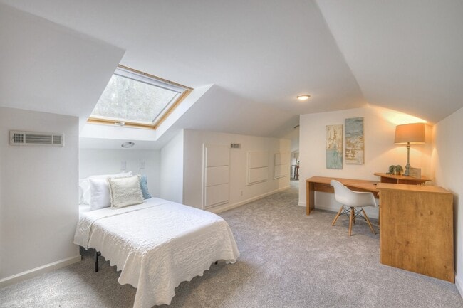 Building Photo - 204 Hogan Ln