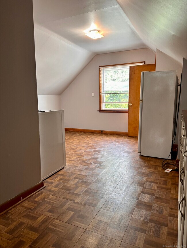 Building Photo - 122 Hansen Ave