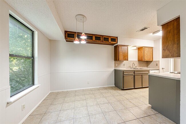 Building Photo - 7000 Whispering Oaks Dr