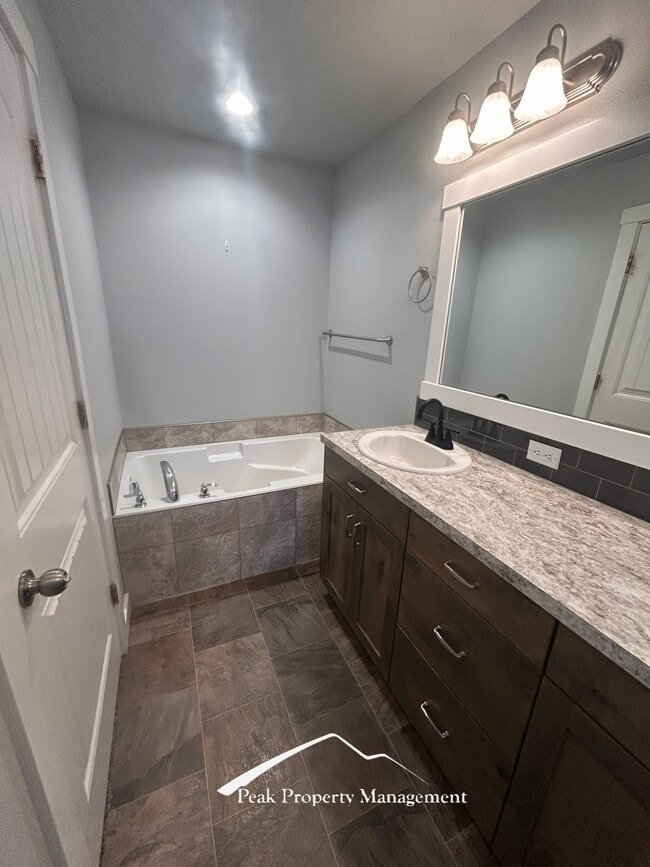 Building Photo - 2070 Kelly Dr