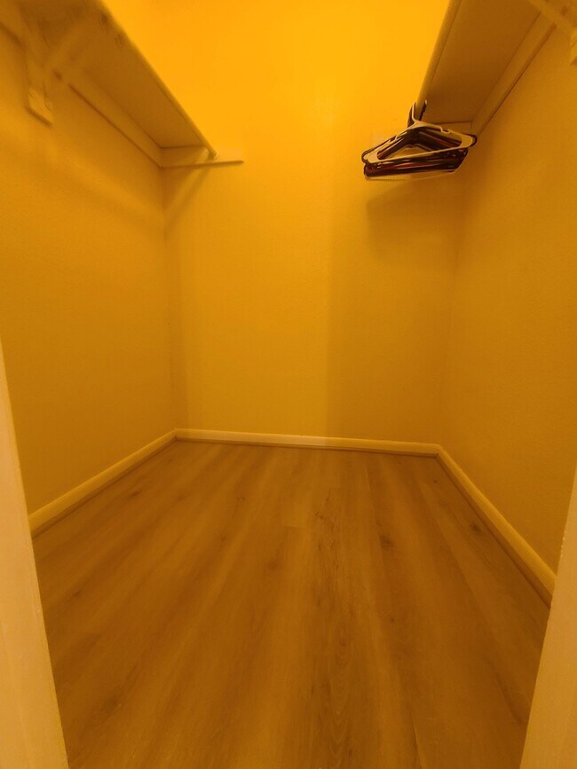 Building Photo - 752 Memorial Mews St