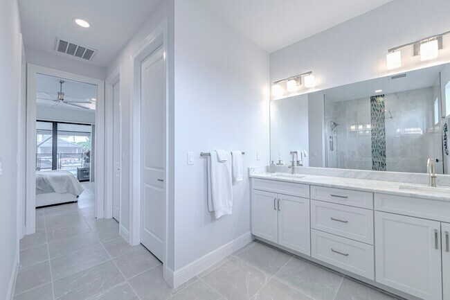 Building Photo - 2322 NW 39th Ave