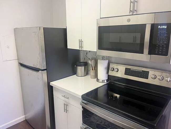 Building Photo - "Charming 1-Bedroom Oasis in Prime Santa Monica Location – Cozy 576 Sq Ft Gem!"