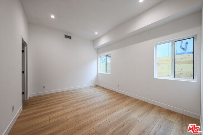 Building Photo - 1525 S Carmelina Ave