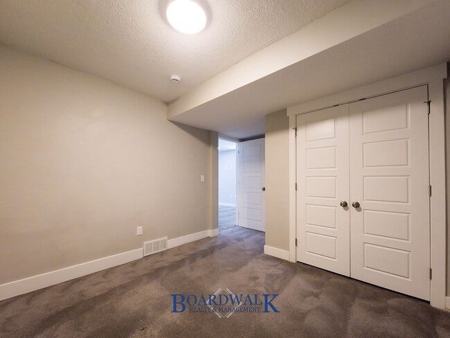 Building Photo - 555 S 900 E