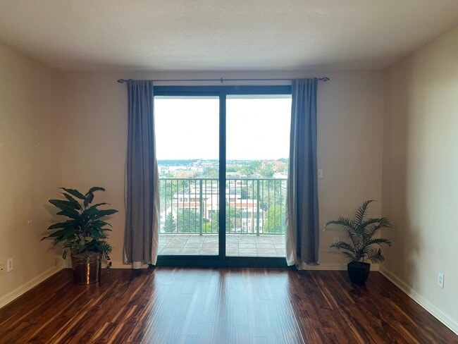 Building Photo - 300 S Duval St