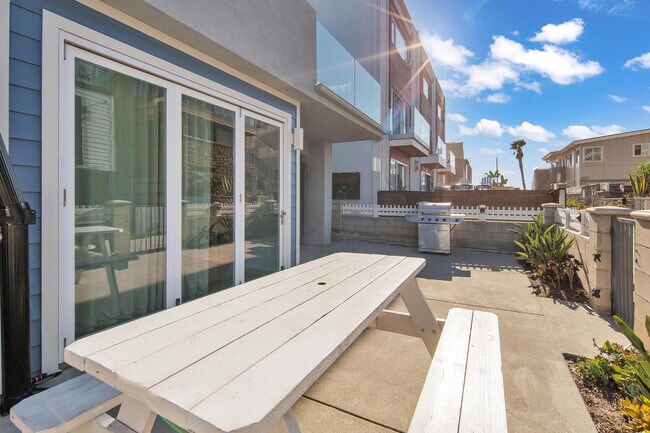 Building Photo - 717-21 Island Ct