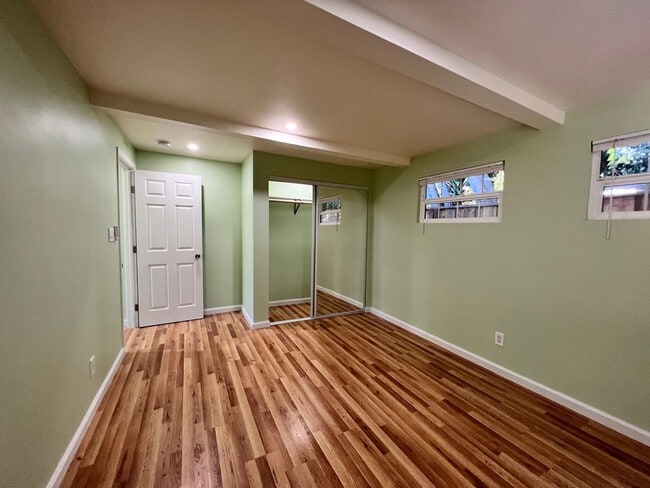 Building Photo - Beautifully remodled 2 bedroom cottage wit...