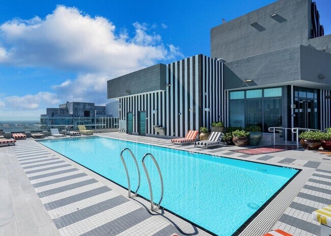 Building Photo - 1300 S Miami Ave