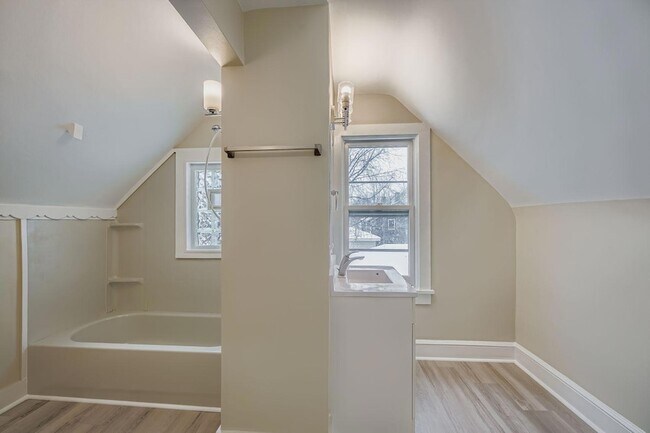 Building Photo - 84 Isabel St W