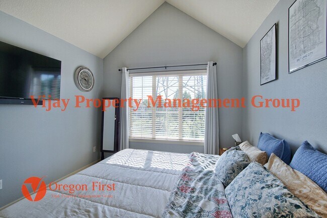 Building Photo - 825 NE Wheelock Pl