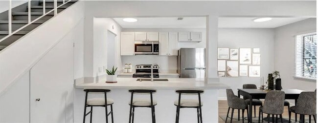 Building Photo - 900 E Tiffany Dr