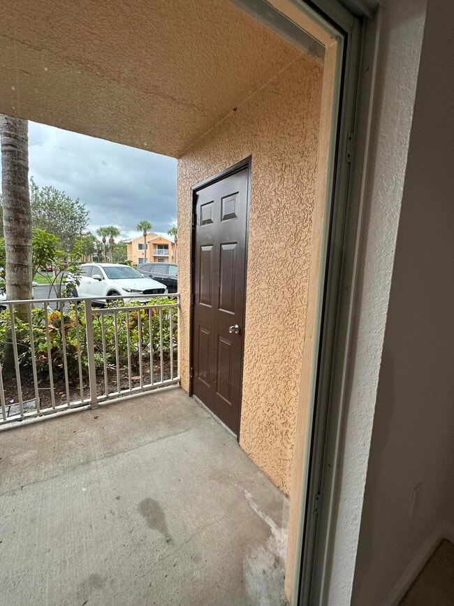 Building Photo - 161 SW Palm Dr
