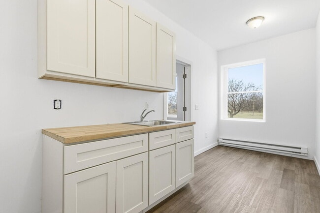 Building Photo - 3295 Rochester St