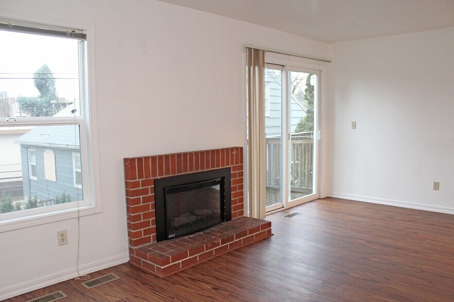 Building Photo - 3805-3805 SE Cesar Estrada Chavez Blvd