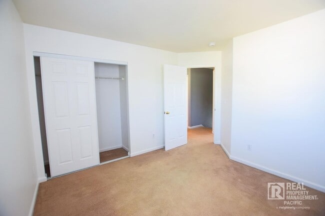 Building Photo - Newly Renovated 4 Bedroom with Parking