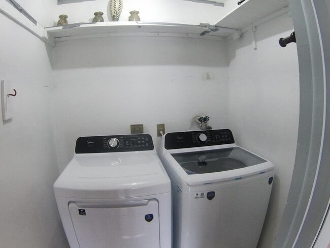 Building Photo - 556 Capri L