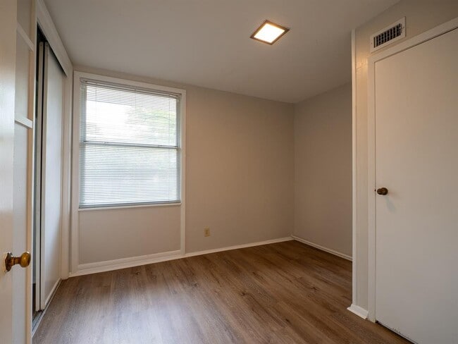 Building Photo - 1411 Westmoor Dr