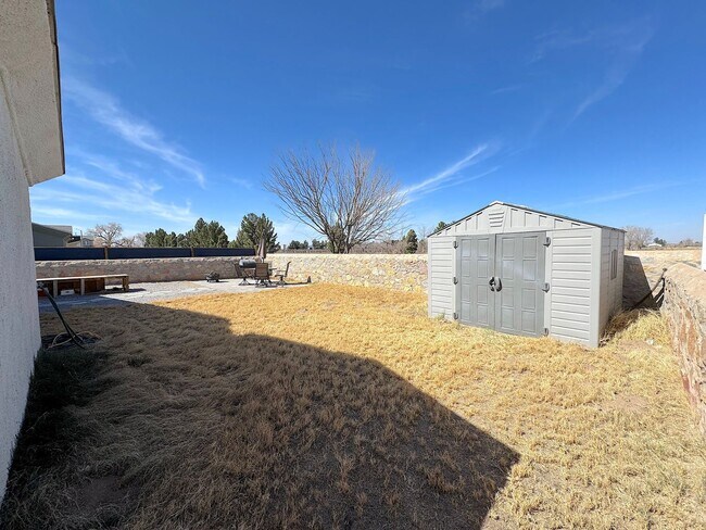 Building Photo - Beautiful 3 Bed 2 Bath with Refrig A/C!