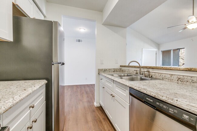 Building Photo - Lock and go GATED COMMUNITY near the night life in Addison. 2br/1ba Condo!