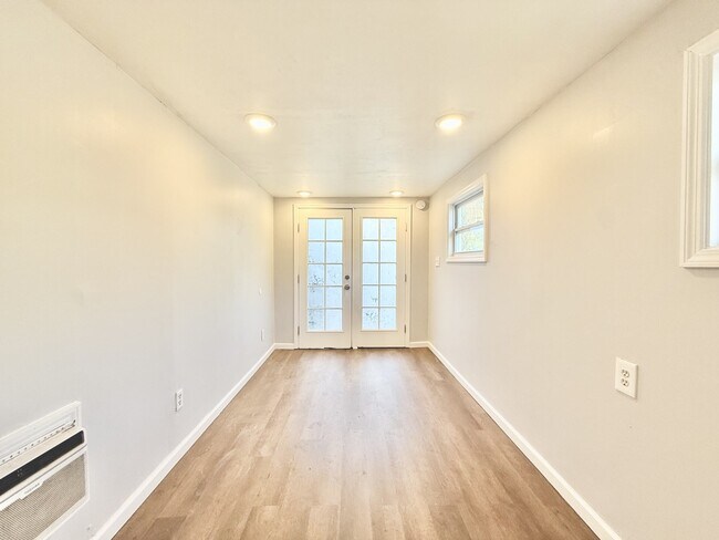 Building Photo - 713 Smith St