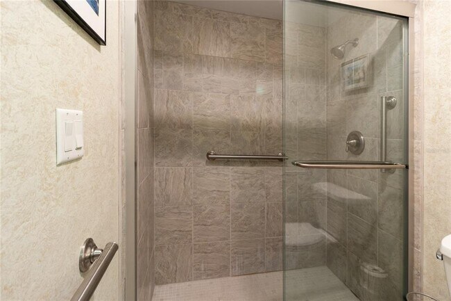 Building Photo - 4660 La Jolla Dr