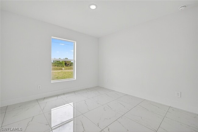 Building Photo - 1108 Eauclaire St E