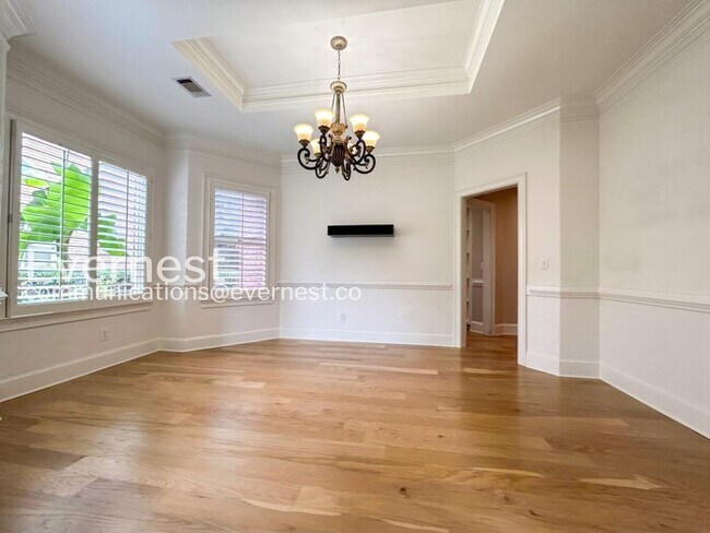 Building Photo - 5 Bed/3.5 Bath Home with Garage /Available Now!
